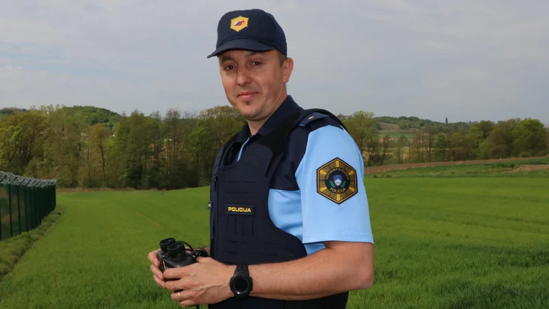 &raquo;Pri delu na meji sem dobil že več prijateljev in znancev, kot jih imam v domači vasi,&laquo; pravi policist Igor Ravnikar. FOTO: Jože Pojbič/Delo