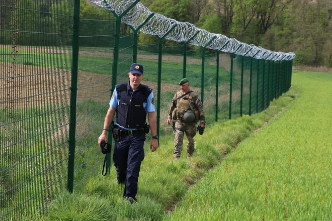 Vojak in policist v mejni patrulji morata ohranjati primerno razdaljo, vozita pa se vsak s svojim službenih vozilom. Fotografiji Jože Pojbič