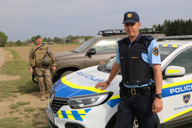 Vojak in policist v mejni patrulji morata ohranjati primerno razdaljo, vozita pa se vsak s svojim službenih vozilom. Foto Jože Pojbič