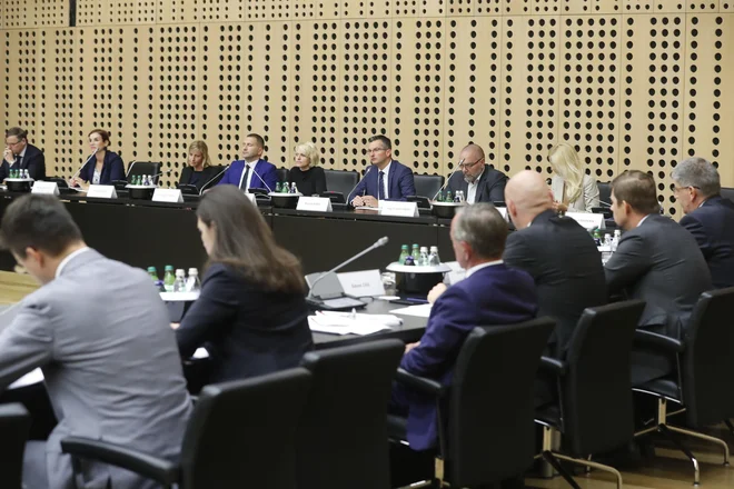 Janja Zorman Macura (na fotografiji levo od Marjana Šarca) je zasedla mesto generalnega sekretarja največje opozicijske stranke LMŠ. FOTO: Leon Vidic