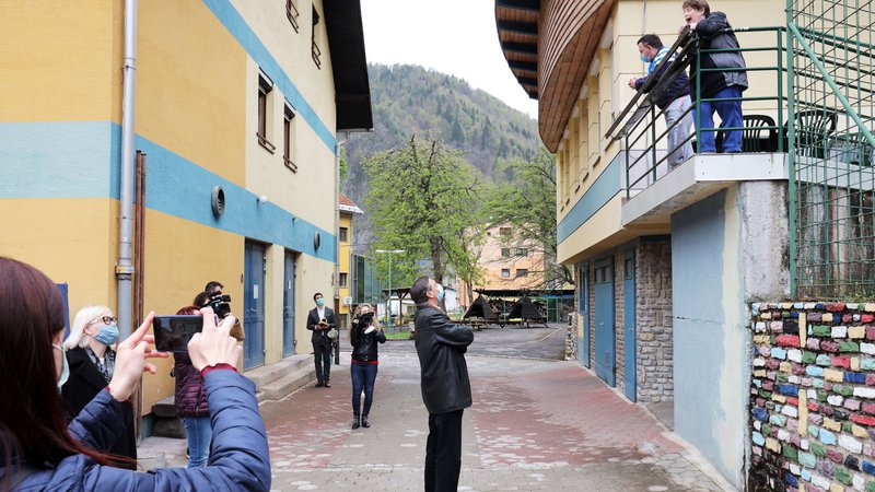 Fotografija: Predsednik republike Borut Pahor je obiskal in pozdravil uporabnike in zaposlene v Centru za usposabljanje, delo in varstvo Crna na Koroskem, ki so sami izdelovali zascitne maske za obcane. FOTO: Daniel Novakovic/sta
