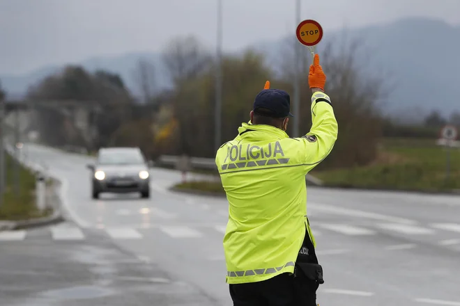 Policisti so imeli minuli konec tedna več dela v nedeljo, saj so izrekli 342 opozoril. V soboto jih je bilo 171. FOTO: Leon Vidic/Delo