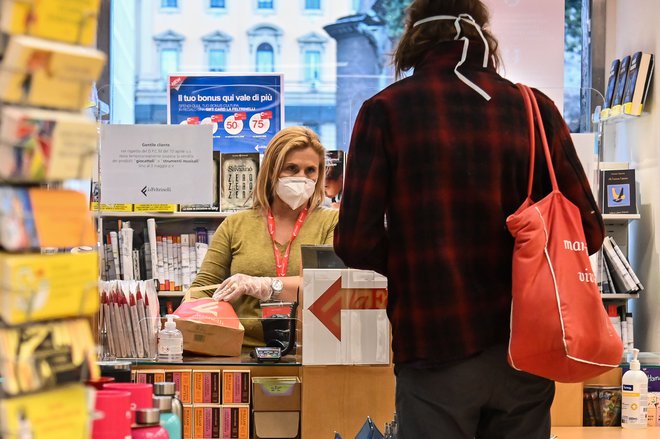 Knjigarna v Rimu. Italijani so v okviru rahljanja ukrepov dovolili odprtje knjigarn. FOTO: Andreas Solaro/AFP