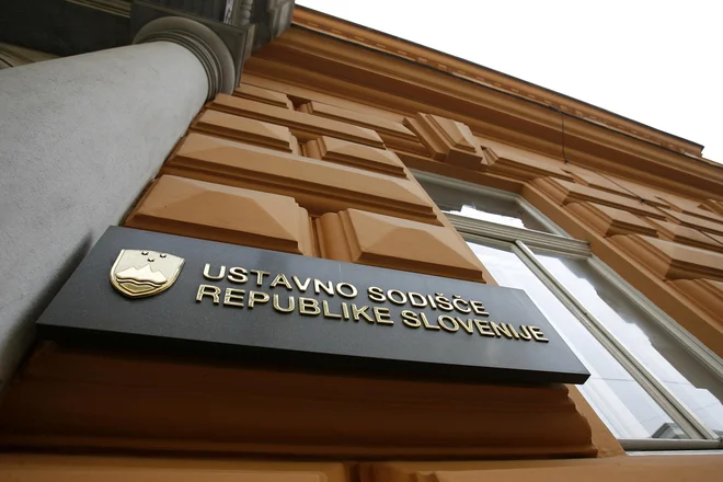 V LMŠ, Levici, SD in SAB so danes na ustavno sodišče vložili zahtevo za oceno ustavnosti 103. člena protikoronskega zakona, ki govori o policijskih pooblastilih, ter 9. člena, ki posega v določbe zakona o nalezljivih boleznih. FOTO: Uroš&nbsp;Hočevar/Delo
