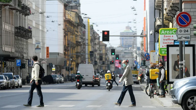 Fotografija: Na ulicah Milana je opaziti vse več ljudi, toda župan mesta se boji, da bo rahljanje ukrepov prišlo prezgodaj. Foto: Reuters
