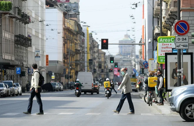 Na ulicah Milana je opaziti vse več ljudi, toda župan mesta se boji, da bo rahljanje ukrepov prišlo prezgodaj. Foto: Reuters