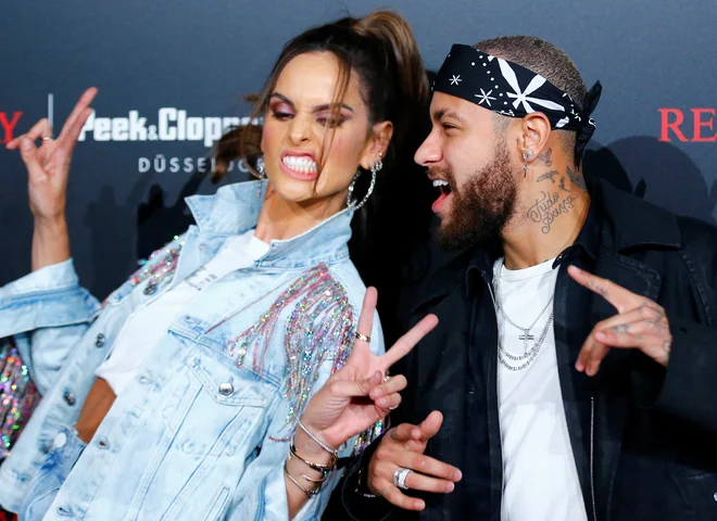 Lepotice (na fotografiji fotomodel Izabel Goulart) se kar lepijo nanj. FOTO: Reuters
