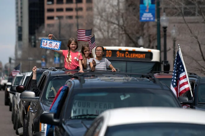 Demonstracije proti karanteni v Denverju. Foto Jason Connolly Afp