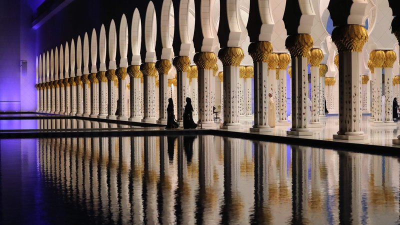 Fotografija: Karahasanov roman napoveduje skrivno, nevidno državo, neuničljivo kot pajkova mreža. Na fotografiji velika mošeja šejka Zajeda v Abu Dabiju. Foto Afp