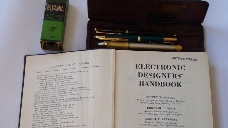 Fotografija: Knjiga, ki je Antonu Mavretiču veliko pomenila: Electronic Designer's Handbook. Foto Irena Marušič, TMS
