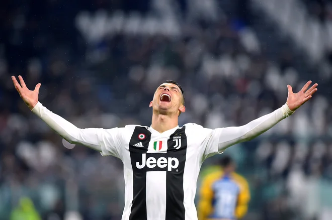 Cristiano Ronaldo, prvi zvezdnik branilca naslova Juventusa, na domači Madeiri čaka na razplet pogajanj o nadaljevanju sezone ali koncu. FOTO: Reuters
