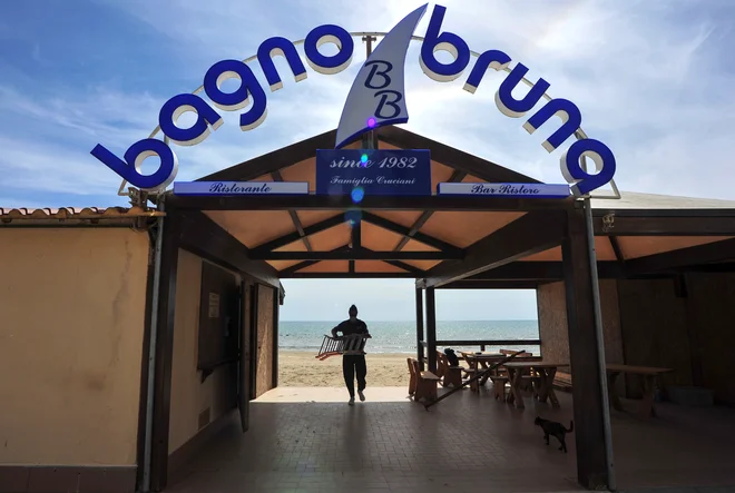 Gostje bodo za postrežbo v baru na plaži morali stati v vrsti, kot je zdaj že prešlo v navado pred supermarketi, ter bodo morali maske nositi tudi na poti od ležalnika do bara in restavracije, na kopališčih bo potrebna reorganizacija območij in prostorov. FOTO: Jennifer Lorenzini/Reuters