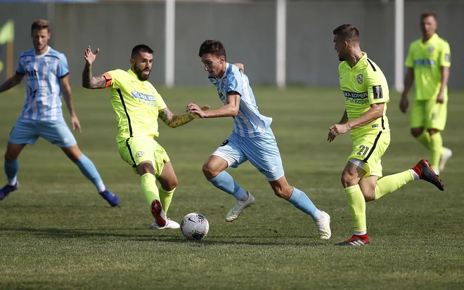 Koprčani (v rumenih dresih), ki so prekinitev 2. SNL pričakali na vrhu lestvice, in njihovi prvi zasledovalci Goričani bi morali do konca sezone igrati še en primorski derbi. FOTO: Blaž Samec/Delo