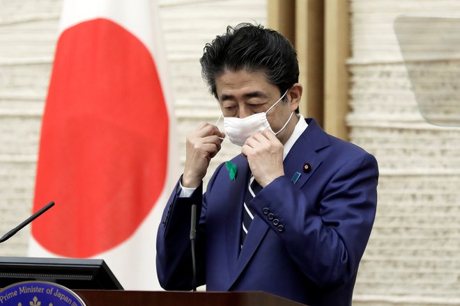 Mok je obvestil, da je japonski predsednik vlade Šinzo Abe sprejel, da bo Japonska pokrila stroške preložitve OI. FOTO: Reuters