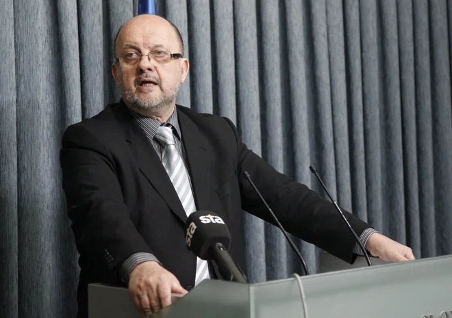 Zmago Jelinčič poudarja, da dokler komisija za nadzor javnih financ ne bo ustrezala razmerjem, ne bo nujne seje. FOTO: Leon Vidic/Delo