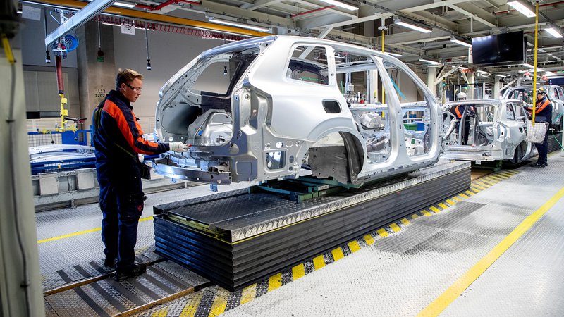 Fotografija: Tovarne avtomobilov v Evropi, kot npr. Volvova na Švedskem, se počasi zaganjajo, a padec prodaje bo letos ogromen. FOTO: Reuters