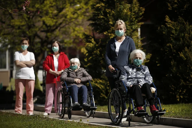Tudi ponedeljkovi podatki o številu novookuženih s koronavirusom in umrlih zaradi bolezni covid-19 potrjujejo trend, da se epidemija umirja. FOTO: Jure Eržen/Delo