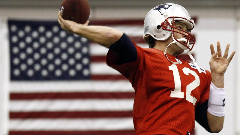 Fotografija: Ker je Tom Brady pravi ameriški domoljub, bo od zdaj naprej ubogal ukaze oblasti. FOTO: Reuters
