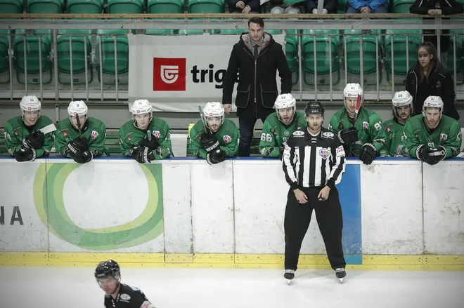 Gregor Polončič, stoji v ozadju klopi, je moral oditi, Olimpijini hokejisti pa so obsedeli zaradi predčasnega konca sezone. FOTO: Uroš Hočevar