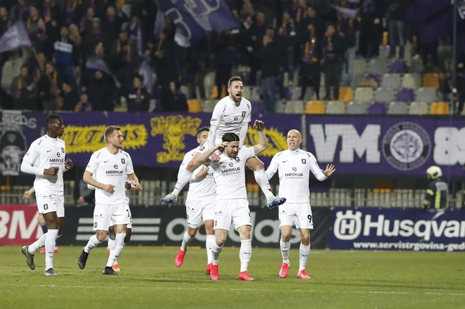 Nogometaši Olimpije kotirajo na lestvici pet točk pred Mariborom, napad Štajercev so odbili tudi 20. februarja na gostovanju v Ljudskem vrtu. FOTO: Leon Vidic