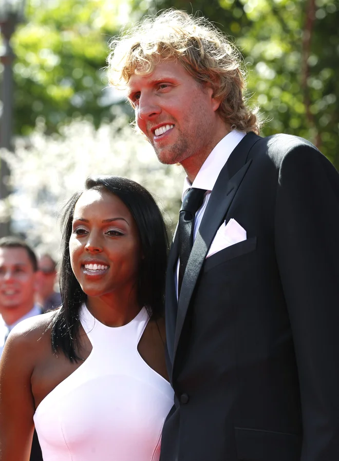 Dirk Nowitzki se je leta 2012 poročil z Jessico Olsson, sestro švedskih nogometašev Martina in Marcusa Olssona. Skupaj imata tri otroke, sedemletno hčerkico ter sinova, stara pet in štiri leta. FOTO: Reuters