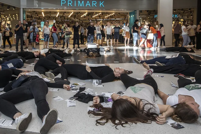 Protestniki pred novo odprto trgovino Primark v Cityparku. FOTO: Voranc Vogel