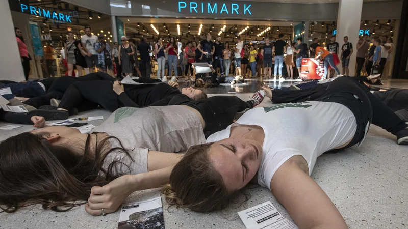 Fotografija: Protestniki pred novo odprto trgovino Primark v Cityparku. FOTO: Voranc Vogel