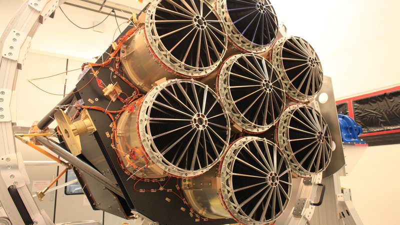 Fotografija: Okoli 810 kilogramov težko eRosito sestavlja sedem enakih teleskopov s po 54 cilindričnimi zrcali. FOTO: S. Friedrich/MPE