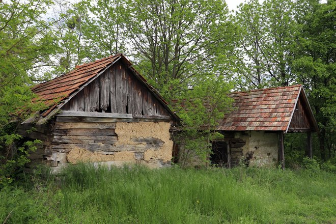 Zapuščene hiše nad jezerom Lendvadedes. FOTO: Dušan Dundek