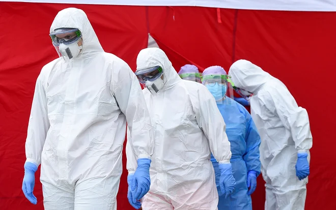 Solidarnost celo znotraj EU je izpuhtela. Tudi to je kršenje naših vrednot. Vihajo pa nos, ko Italiji pomagajo Kitajska, Rusija in celo (komunistična) Kuba. Foto Reuters