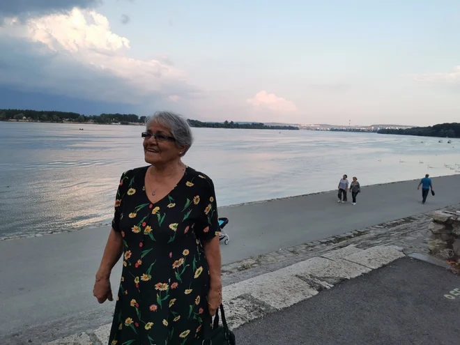Do nadaljnjega se bodo starejši lahko po pol ure sprehajali ob torkih, petkih in nedeljah največ 600 metrov od doma. Na sprehodu v Zemunu pri Beogradu. FOTO: Milena Zupanič