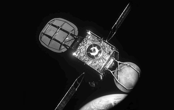 Intelsatov satelit tik pred spojitvijo, kot ga je slikal MEV 1. FOTO: Northrop Grumman