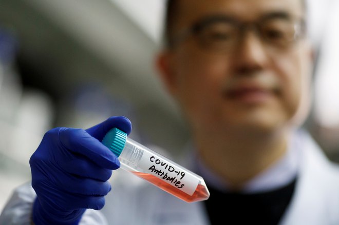 Kitajski znanstveniki so v najnovejši raziskavi prvič potrdili, da pri mutaciji virusa lahko nastane sev, ki je bolj smrtonosen od predhodnika. FOTO: Thomas Peter/Reuters