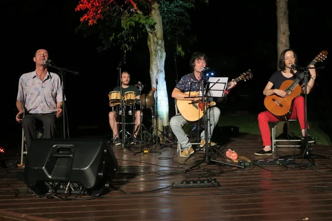 Zasedba Tantadruj prepleta poezijo z akustiko. FOTO: osebni arhiv