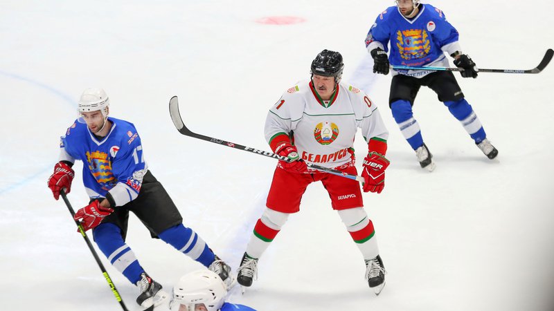 Fotografija: Beloruski predsednik Aleksander Lukašenko tudi v dneh širitve koronavirusa še naprej vztraja pri hokejski rekreaciji. FOTO: Reuters