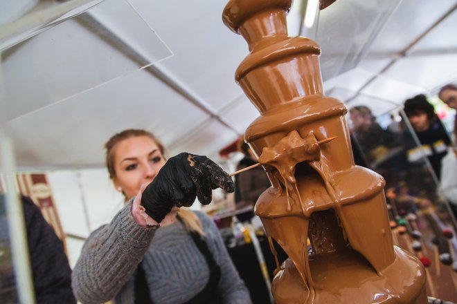 Festival čokolade, ki je v Radovljico vsako leto privabil približno 50.000 obiskovalcev, bo zaradi poandemije tokrat potekal le na spletu. FOTO: Boris Pretnar