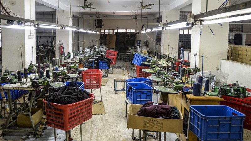 Fotografija: Velike znamke so v Bangladešu odpovedale naročena oblačila, s plačili zamujajo in zahtevajo dodatne popuste. Foto AFP