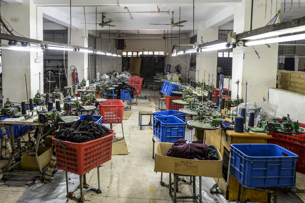 Fotografija: Velike znamke so v Bangladešu odpovedale naročena oblačila, s plačili zamujajo in zahtevajo dodatne popuste. Foto AFP
