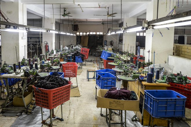 Velike znamke so v Bangladešu odpovedale naročena oblačila, s plačili zamujajo in zahtevajo dodatne popuste. Foto AFP