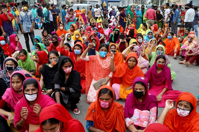 Ob sedmi obletnici zrušitve bangladeške tekstilne tovarne Rana Plaza nevladne organizacije pozivajo k preoblikovanju industrije tekstila, oblačil, usnja in obutve v pokoronavirusnem svetu. Foto Reuters