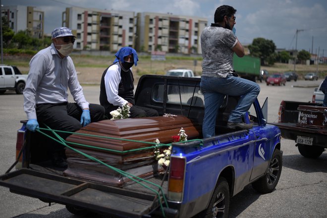V ekvadorskem Guayaquilu polagajo trupla v skupna grobišča. FOTO: Reuters