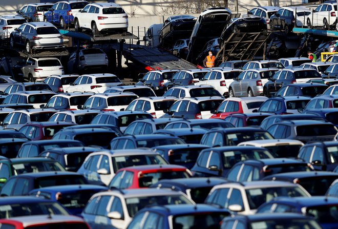 Zelo pesimistični so Slovenci tudi glede možnosti nakupa novega avtomobila. FOTO: Reuters