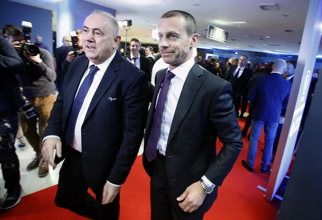 Tako kot na novoletni priredivi NZS bosta tudi v petek skupaj, tokrat ob spletnem dogodku stote obletnice zveze, Radenko Mijatović in Aleksander Čeferin. FOTO: Roman Šipić/Delo