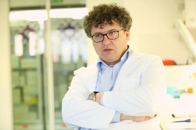 Dr. Miroslav Petrovec, predstojnik inštituta za mikrobiologijo in imunologijo Kliničnega centra Ljubljana, se zahvaljuje vsem, ki so potrdili sodelovanje v raziskavi in prijazno sprejeli ekipo, ki je odvzela testne vzorce. FOTO: Uroš Hočevar/Delo