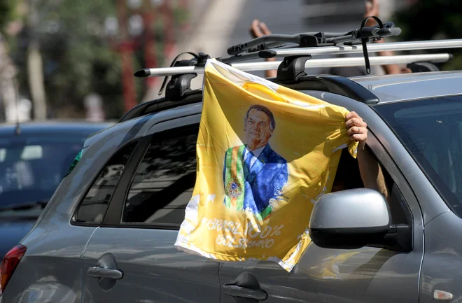 Podporniki brazilskega predsednika protestirajo zoper ukrepe za zamejevanje širjenja novega koronavirusa. FOTO: Reuters