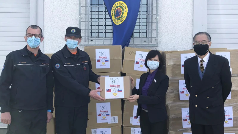 Fotografija: Direktorica tajvanskega predstavništva v Avstriji Vanessa Shih je civilni zaščiti osebno predala donacijo tajvanske vlade. Foto: tajvansko predstavništvo v Avstriji