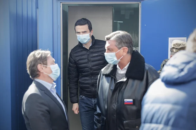 Obrambni minister Matej Tonin je napovedal, da bo dogajanje glede blagovnih rezerv komentiral danes. Ni jih malo, ki ocenjujejo, da se bo po žrtvovanju Antona Zakrajška, ki se je zgodilo v dogovoru med premierom in gospodarskim ministrom, pod valom kritik znašel prav Tonin.&nbsp; FOTO: Uroš Hočevar