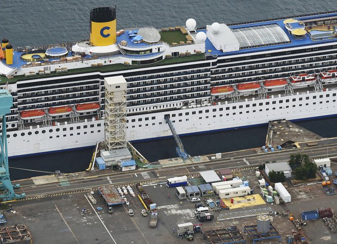 Z italijanske potniške ladje Costa Atlantica, ki je na popravilu v japonskem pristanišču Nagasaki, poročajo o 14 novih okužbah s koronavirusom pri potnikih in članih posadke. FOTO: Kyodo/Reuters