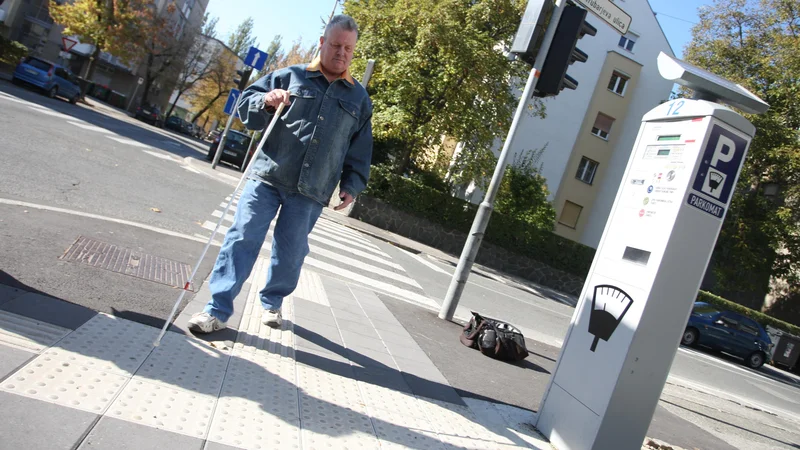 Fotografija: Ni ovir, da slepih in slabovidnih ne bi vključili v izdelovanje spletnih strani in tako še bolj opolnomočili. Fotografija je simbolična. FOTO: Tadej Regent/Delo