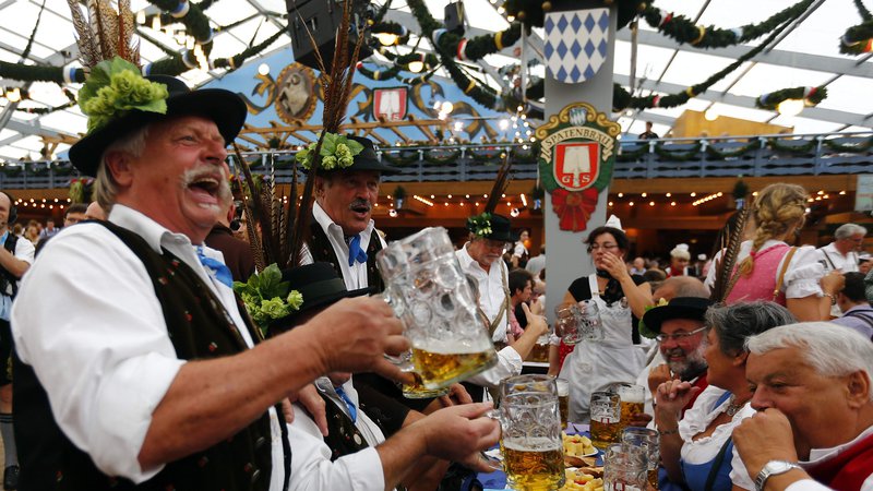 Fotografija: Znameniti bavarski Oktoberfest je letos podlegel virusu korone.
FOTO: Reuters